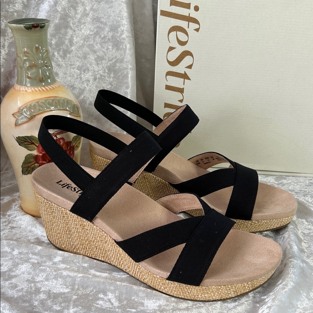 NWT LIFESTRIDE WEDGE SANDALS